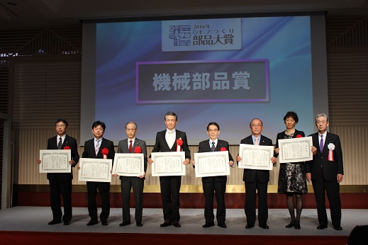 機械部品賞で受賞された日本精工 直動技術センター LG技術部長の加藤総一郎氏（一番左）