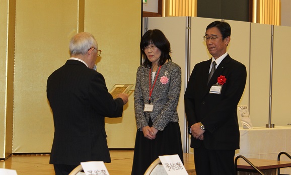 業界功労賞として表彰される森谷氏（写真右）