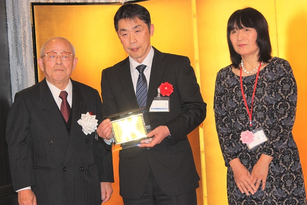 受賞した村上　哲氏（写真中央）。左は菊池　勇JPMA会長