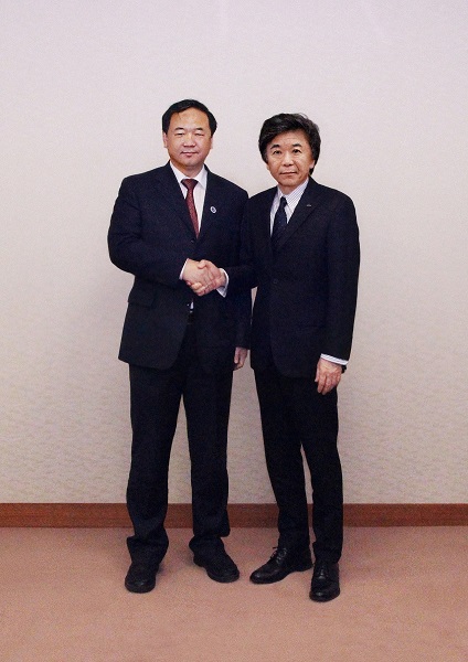 FSAT社総経理・劉 蕴博氏（左）とNTN社長・大久保博司氏（右）