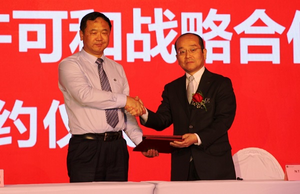 調印を終え、握手を交わすFSAT社総経理・劉 蕴博氏(左)と、NTN取締役 梅本武彦氏(右)