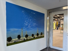 イグス　栃木さくら工場　エントランスホール：イグスの組織スタイル「ソーラーシステム」のスケッチ画パネルを設置　bmt　ベアリング＆モーション・テック