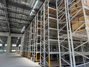 イグス　栃木さくら工場　倉庫エリア：62.5m×75mに柱4本のみの大空間。高層ラックを導入し保管効率を向上しているほか、天窓と高窓を設置し、自然採光を確保　bmt　ベアリング＆モーション・テック