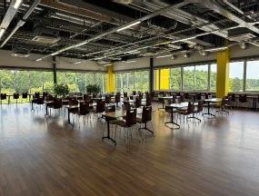 イグス　栃木さくら工場　カンティーンエリア：全部門共用のカンティーンによって部門間コミュニケーションを促進しているほか、ガラスを多用し開放的なスペースとしている　bmt　ベアリング＆モーション・テック