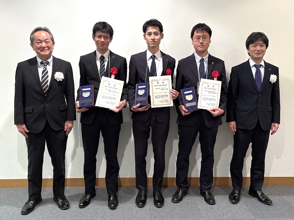 ジェイテクト　精密工学会技術奨励賞を受賞　左から、精密工学会 会長 山内 和人氏、受賞者の磯村和秀氏と小島 大氏と宮嵜伊弦氏、 ジェイテクト 研究開発センター センター長（精密工学会 賛助会員の会 会長）小野﨑 徹氏　bmt ベアリング＆モーション・テック