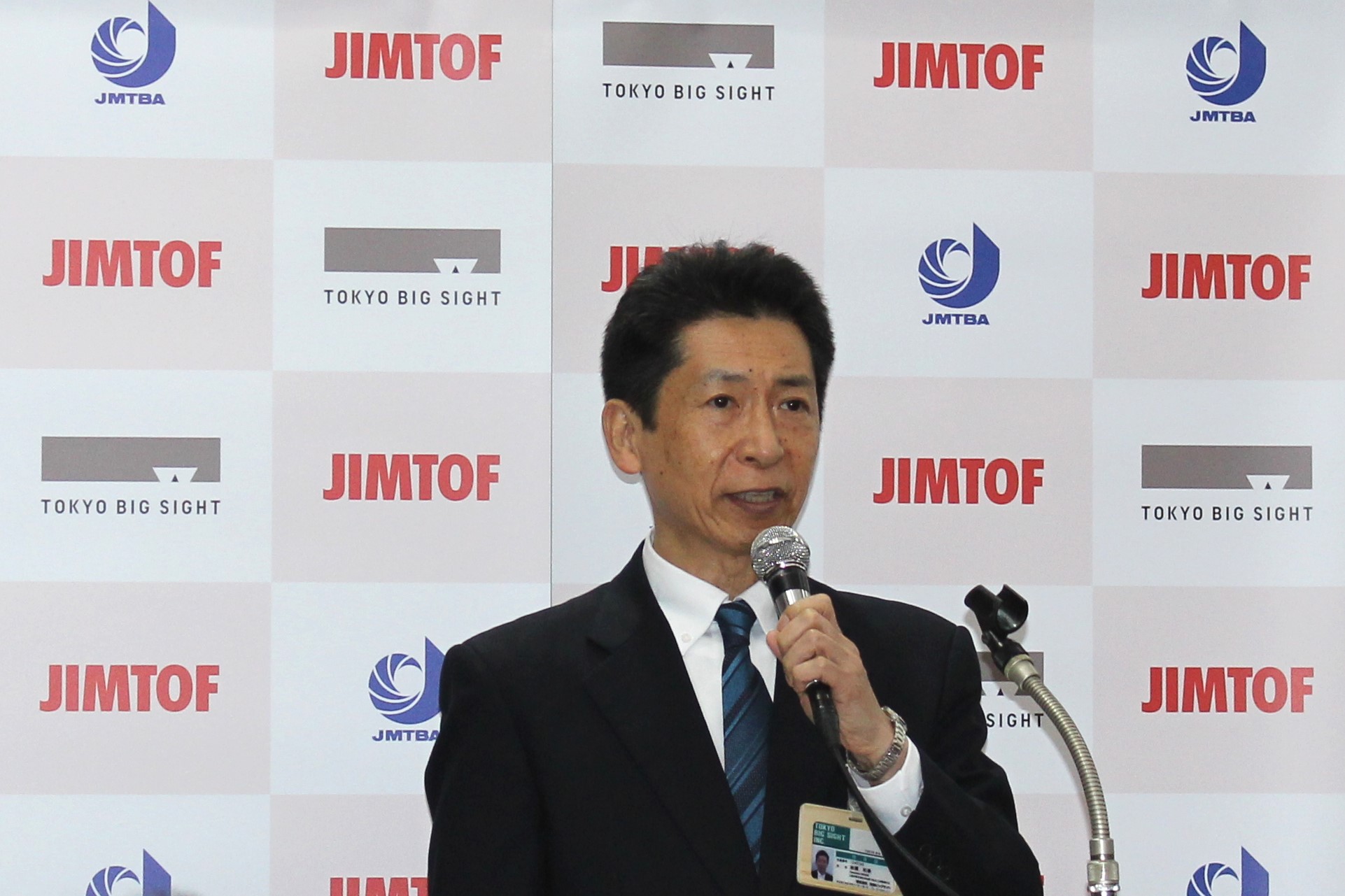 JIMTOF2024記者発表会　挨拶する岩瀬氏　bmt　ベアリング＆モーション・テック