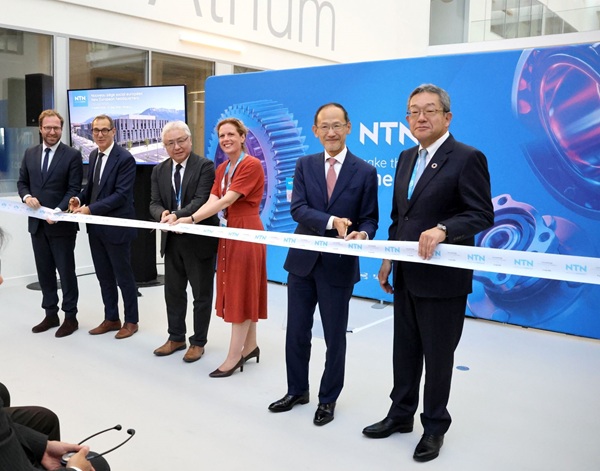 NTN EUROPE 本社・研究開発センター 来賓およびNTNグループ関係者によるテープカット bmt ベアリング&モーション・テック
