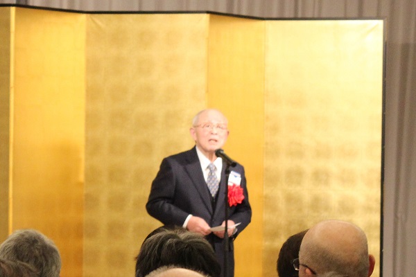 日本粉末冶金工業会　70周年記念式典　特別表彰で代表者挨拶を行う菊池氏　bmt　ベアリング＆モーション・テック