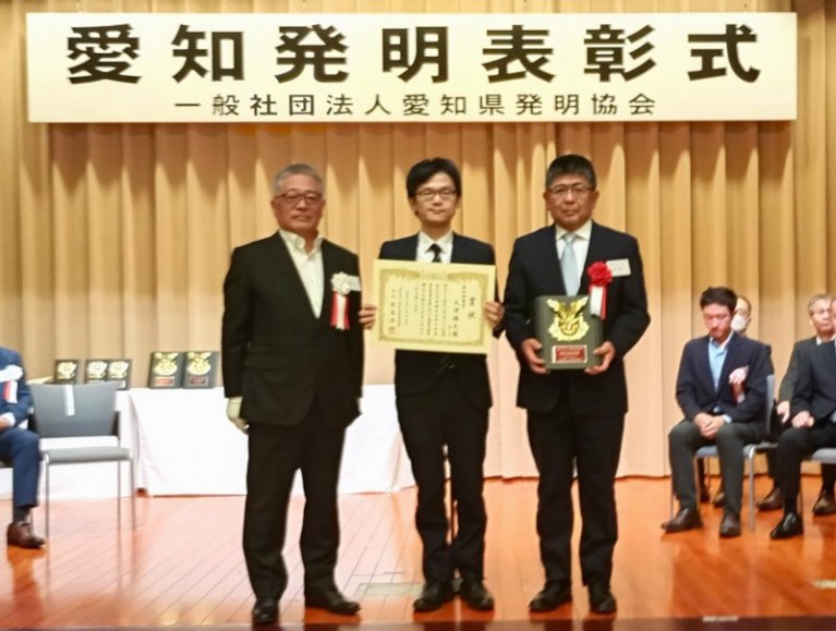ジェイテクト 左から、愛知県発明協会 会長 有馬浩二氏、発明者代表:ジェイテクト 工作機械システム事業本部 事業統括部 大津雄太氏、共同発明者:工作機械システム事業本部 事業統括部 堀 伸允氏 bmt ベアリング&モーション・テック