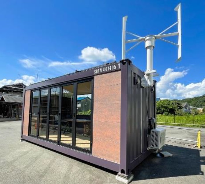 NTN 移動型独立電源 N3 エヌキューブ:小型風車と太陽光パネル、蓄電池をコンテナ内に格納した移動型独立電源。トラックなどで運搬可能な高い機動性が特長で、電力を必要とする地域に到着後、即座に自然エネルギーによる発電・給電が可能 bmt ベアリング&モーション・テック