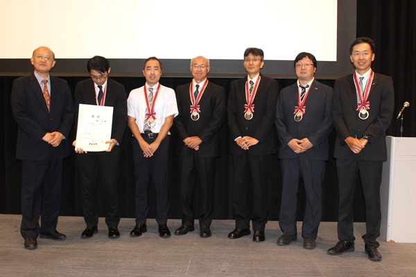 2025年度トライボロジー学会賞　左から佐々木信也JAST会長、宇宙航空研究開発機構 横山 崇氏・間庭和聡氏・小原新吾氏、ジェイテクト 美佐田泰治氏・加藤弘之氏・山川和芳氏　bmt　ベアリング＆モーション・テック