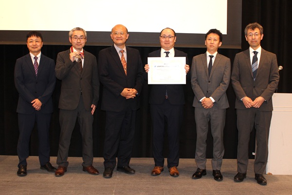 2025年度トライボロジー学会賞　左から、日本精工 内田啓之氏・小俣弘樹氏、佐々木JAST会長、日本精工・橋本 翔氏・土信田知樹氏・植田光司氏　bmt　ベアリング＆モーション・テック
