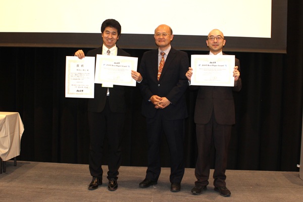 2025年度トライボロジー学会賞　左から、名古屋大学 野老山貴行氏、佐々木JAST会長、東北大学 村島基之氏　bmt　ベアリング＆モーション・テック