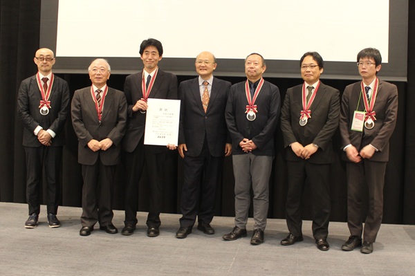 2025年度トライボロジー学会賞　左から、岩手大学 七尾英孝氏、TSラボ 森 誠之氏、出光興産 田巻匡基氏、佐々木JAST会長、出光興産 上村秀人氏）、一関工業高等専門学校 星 靖氏・滝渡幸治氏　bmt　ベアリング＆モーション・テック