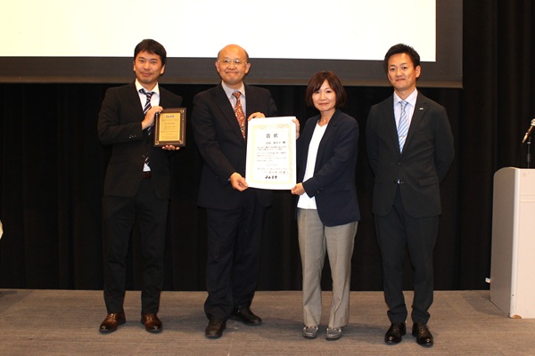 2025年度トライボロジー学会賞　左から、ジェイテクト 三宅一徳氏、佐々木JAST会長、ジェイテクト 髙原加奈子氏・西 要氏　bmt　ベアリング＆モーション・テック