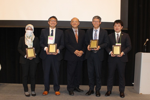 2025年度トライボロジー学会賞　左から、DIC Siti Masturah Binti Fakhruddin氏・小寺史晃氏、佐々木JAST会長、DIC 袁 建軍氏、ADEKA 高野紘一氏　bmt　ベアリング＆モーション・テック