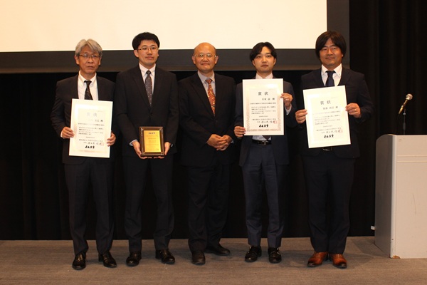 2025年度トライボロジー学会賞　左から、ENEOS 奈良文之氏・髙木智宏氏、佐々木JAST会長、ENEOS 安東諒氏、パナソニック 権藤政信氏　bmt　ベアリング＆モーション・テック