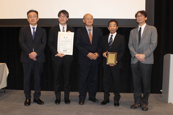 2025年度トライボロジー学会賞　左から、出光興産 吉田幸生氏・横山 翔氏、佐々木JAST会長、出光興産 甲嶋宏明氏、兵庫県立大学 鷲津仁志氏　bmt　ベアリング＆モーション・テック