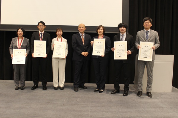 2025年度トライボロジー学会賞　左から、奨励賞受賞のジェイテクト 山下侑里恵氏、宇宙航空研究開発機構 横山 崇氏、三菱重工業 大久保花菜氏、佐々木JAST会長、住友重機械工業 林 優美氏、NTN 葛谷紘澄氏・江川航平氏　bmt　ベアリング＆モーション・テック