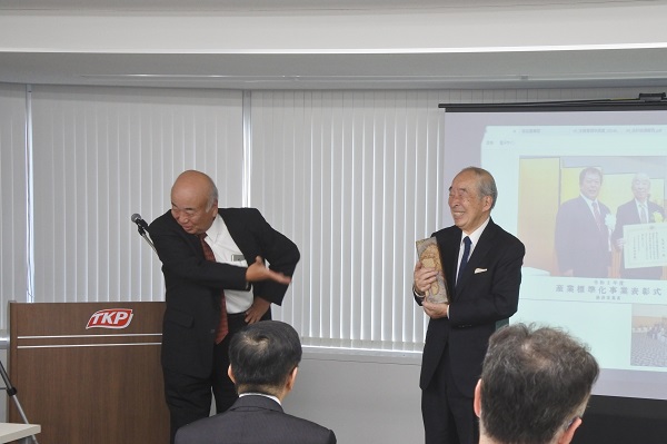 日本滑り軸受標準化協議会 第38回総会 林会長と、贈答品を手にした笠原PBSAアドバイザー（写真右）　bmt ベアリング＆モーション・テック
