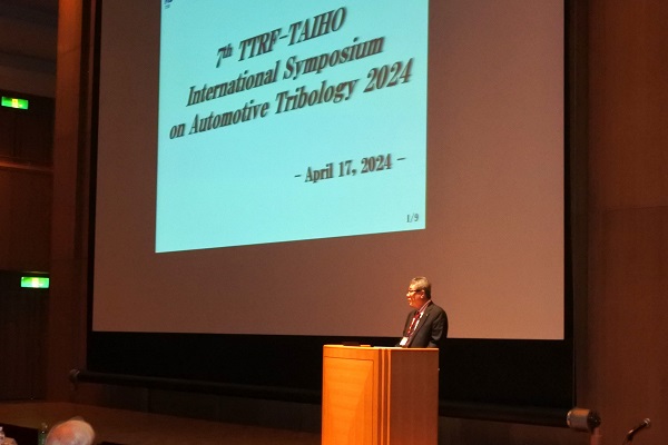 TTRF-TAIHO International Symposium on Automotive Tribology 2023　挨拶する新美実行委員長　bmt　ベアリング＆モーション・テック