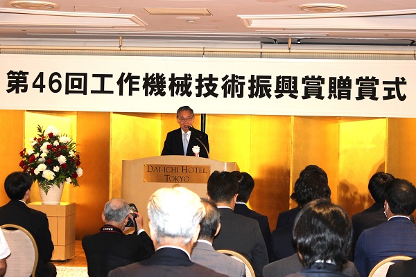 第46回工作機械技術振興賞贈賞式 開会挨拶を行う安達理事長 bmt ベアリング&モーション・テック