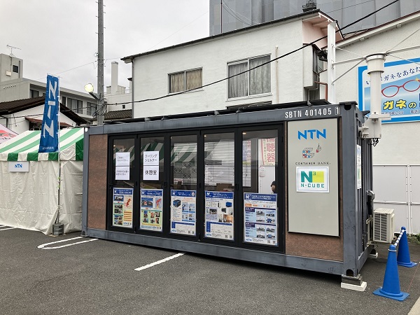 NTN　休憩室として設置されたN3 エヌキューブ：屋根に設置した太陽光パネルと小型風車によりエアコンと照明を稼働　bmt　ベアリング＆モーション・テック