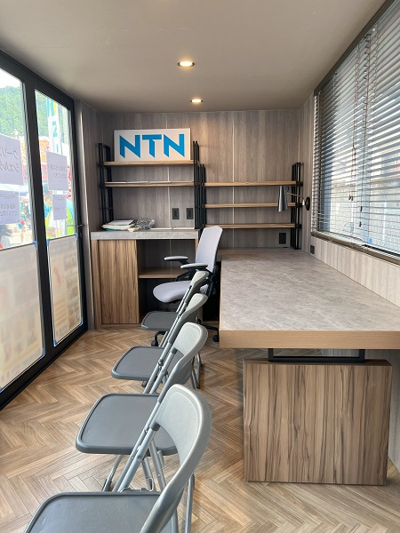 NTN　N3　室内には机や椅子も設置し、リラックスできる休憩スペースとして活用　bmt　ベアリング＆モーション・テック