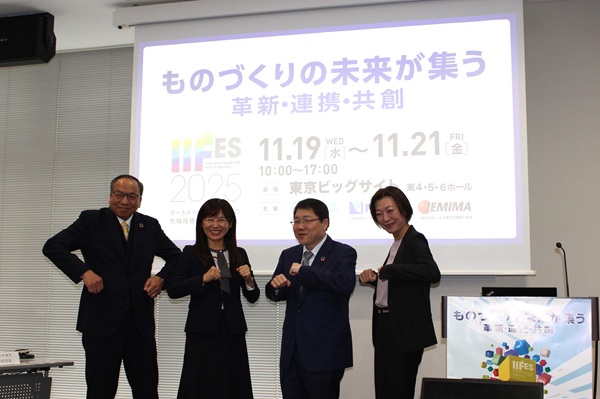 展示会のワクワク感を示したIIFES実行委員会の面々：右から2番目が髙栁実行委員長