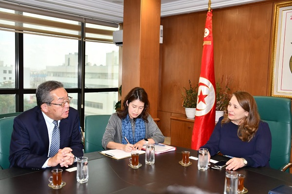 NTN　チュニジア訪問　シブーブ産業・鉱物・エネルギー相（右）と面談する鵜飼CEO（左）　bmt　ベアリング＆モーション・テック