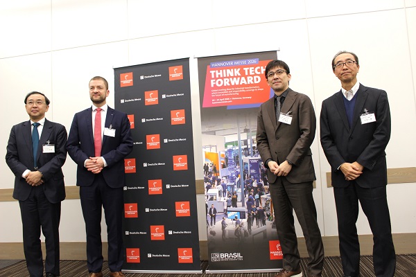 ハノーバーメッセ 2026プレスカンファレンスのようす：左から竹生学史氏、フーベルトゥス フォン モンシャウ氏、橘 知志氏、中島一雄氏　bmt　ベアリング＆モーション・テック