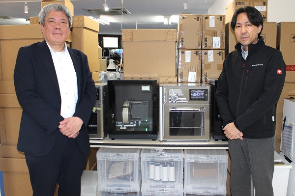 大塚化学とグーテンベルク　PEEK対応プリンター G-ZERO MP1を挟んで、左から、稲田氏、梶氏　bmt　ベアリング＆モーション・テック