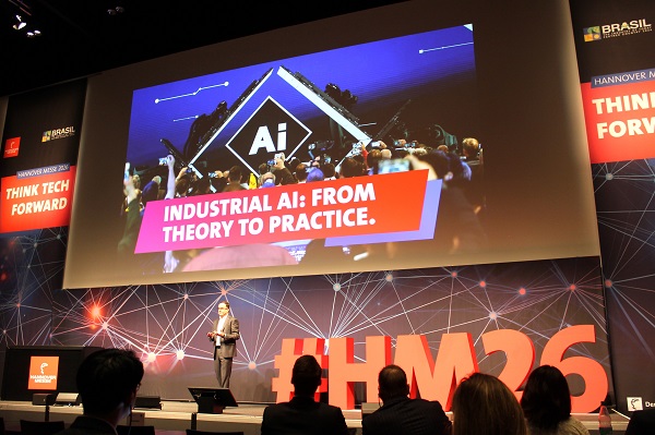 ハノーバーメッセ2026プレスプレビュー 開催概要を紹介するKöckler氏 bmt ベアリング&モーション・テック