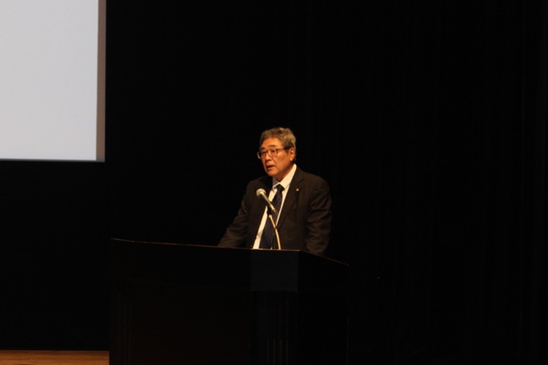 開会の挨拶を行う新美実行委員長　bmt　ベアリング＆モーション・テック