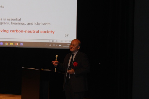 講演する佐々木氏　bmt　ベアリング＆モーション・テック