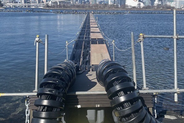 イグス　噴水を制御するケーブルを保護するために設置されたe-loop　bmt　ベアリング＆モーション・テック