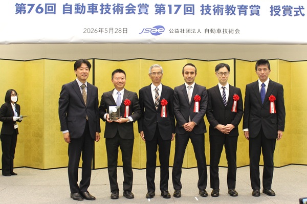 第76回自動車技術会賞　トヨタ、ジェイテクト、デンソー　左から、中畔JSAE会長、柴田氏、上前市、工藤氏、西村氏、中島氏　bmt　ベアリング＆モーション・テック