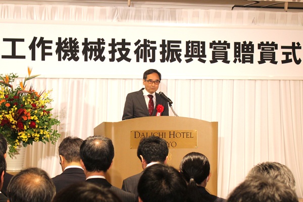 第47回工作機械技術振興賞贈賞式　審査報告を行う新野氏 bmt ベアリング＆モーション・テック