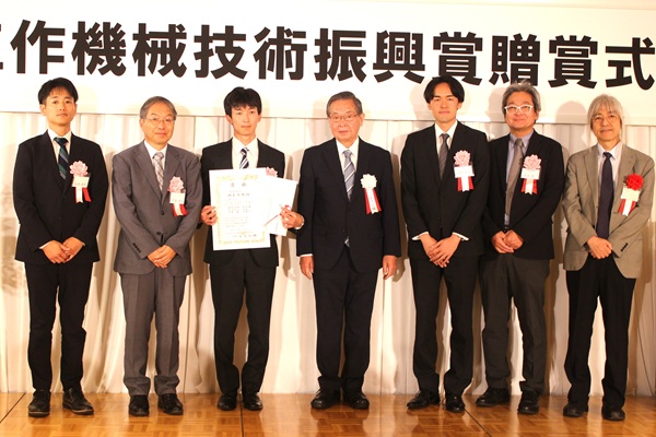 第47回工作機械技術振興賞贈賞式　奨励賞「AM による複合ラティス構造砥石の開発と研削特性」左から、栃木県 稲澤 勝史氏、茨城大学 伊藤 伸英氏・神長 哲郎氏、安達俊雄理事長、茨城大学 高畑 光汰氏・倉本 繁氏、理化学研究所 大森 整氏の贈賞式のようす bmt ベアリング＆モーション・テック