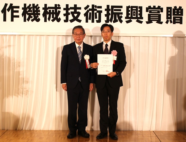 第47回工作機械技術振興賞贈賞式　研究助成A「工作機械用すべり案内面の In-situ 油流れ観察と摩擦力計測による摩擦特性評価手法の構築」富山県立大学・宮島 敏郎氏の表彰のようす bmt ベアリング＆モーション・テック