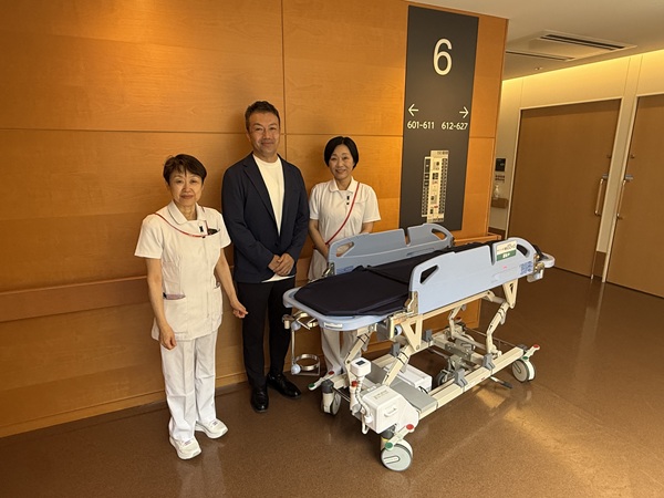 日本精工　上：慶応義塾大学病院におけるMOOVO™を装着したストレッチャーと、同院およびNSK関係者　bmt　ベアリング＆モーション・テック
