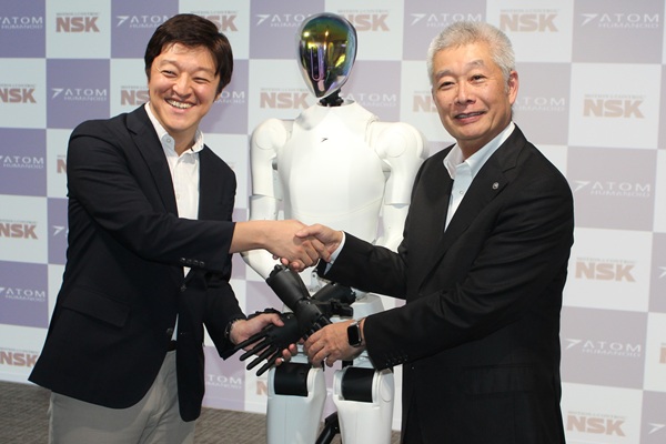 アトムとNSK 記者会見のようす:左からアトム青木社長、NSK市井社長 bmt ベアリング&モーション・テック