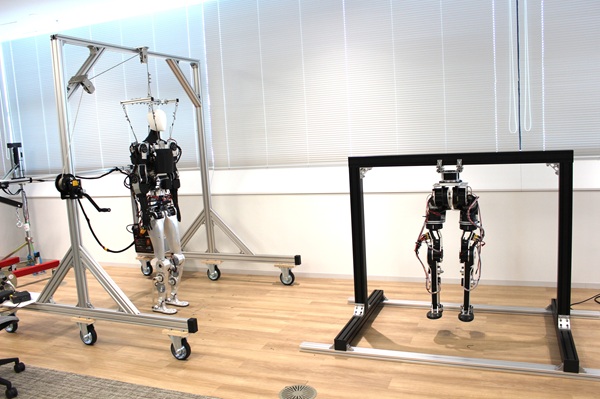 アトムとNSK アトム フィジカルAIファウンドリの実験室では、モーターのパラメーター同定や強化学習による全身制御ポリシーの学習、Sim2Realギャップ縮小といったヒューマノイドの二足歩行で重要な要素を追求 bmt ベアリング&モーション・テック