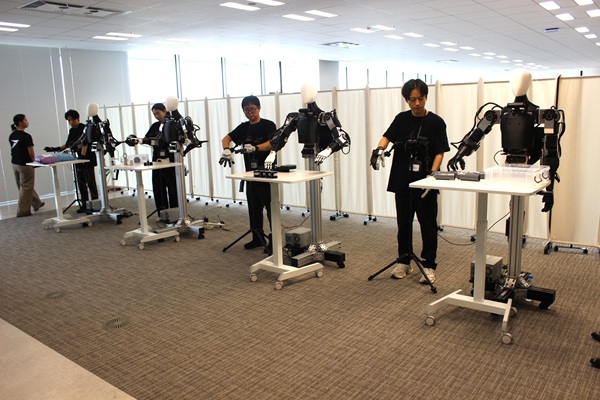 アトムとNSK アトム フィジカルAIファウンドリでは、部品の組付けなどの現実の作業を人が実演し、そこで生じる視覚・触覚・力覚のデータそのものを生産。生産したデータをAIモデルの学習と機体の改良に還元し、改良した機体を再び現実世界で検証 bmt ベアリング&モーション・テック