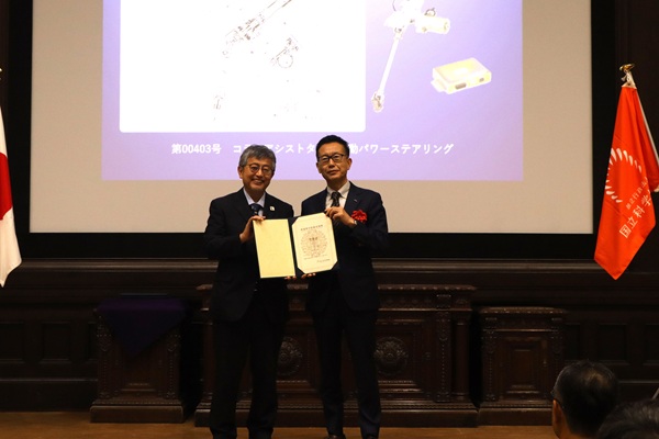 ジェイテクト　未来技術遺産　写真左から、国立科学博物館 館長 真鍋真氏、ジェイテクト 経営役員 CTO 阪田勝利氏　bmt　ベアリング＆モーション・テック