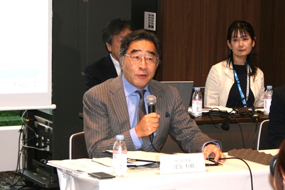 挨拶する河合会長