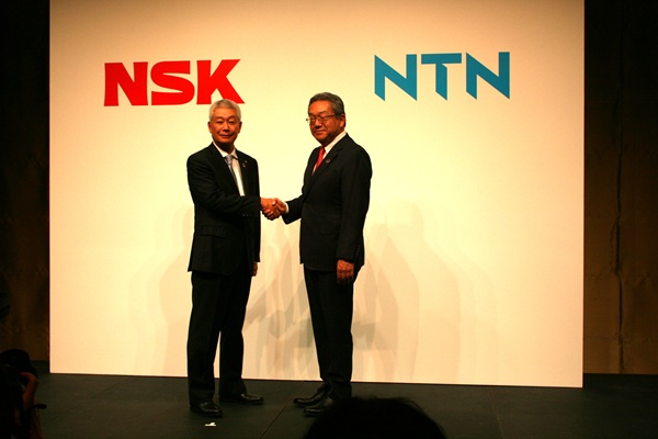 NSKとNTN　市井昭俊NSK社長（左）と鵜飼英一NTN社長（右）：各企業文化の化学反応によるシナジー発現の思いをこめて、市井社長がNTNカラーのネクタイを、鵜飼社長がNSKカラーのネクタイを着用　bmt　ベアリング＆モーション・テック