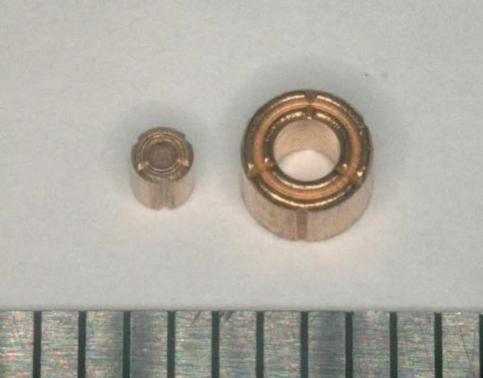 NTN　世界最小動圧ベアファイト　左：開発品（内径φ0.6mm）右：従来品（内径φ1.5mm）