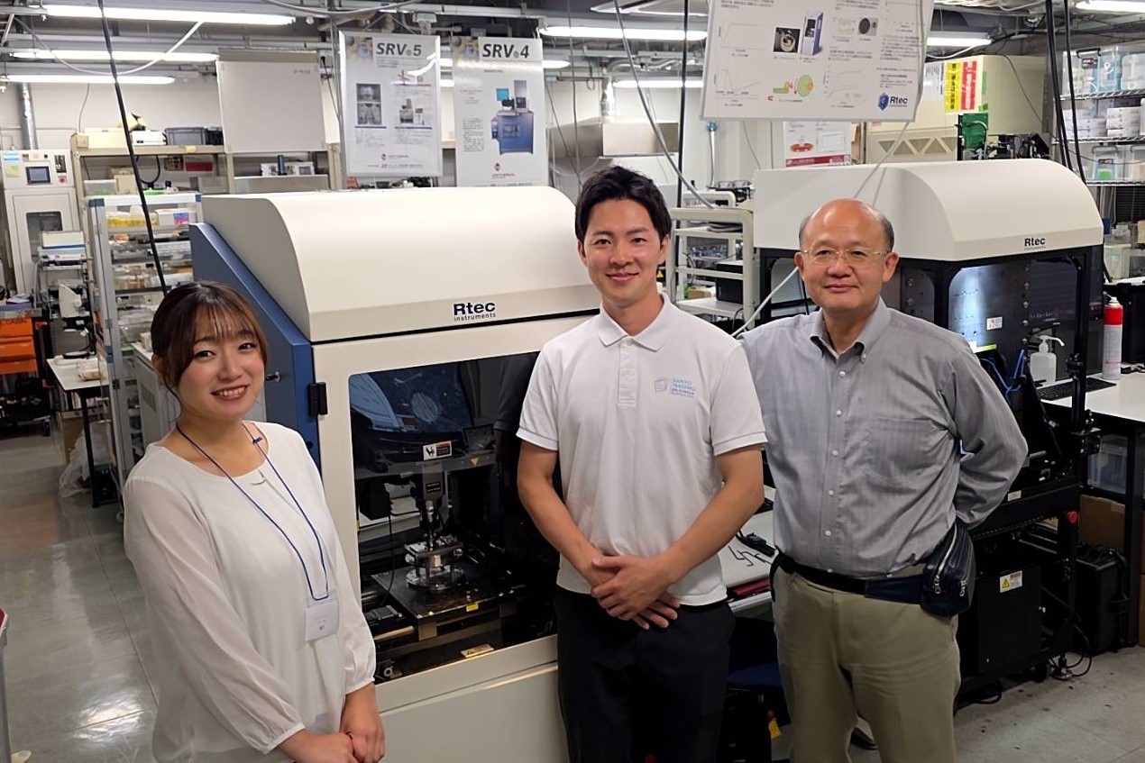 三洋貿易　トライボロジーセミナー　右から、座学を担当した佐々木信也氏とユーザーズミーティングの企画担当者である三洋貿易・田森航也氏、司会進行を務めたRtec-Instruments・坂下愛佳子氏　bmt　ベアリング＆モーション・テック